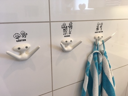 Vinilos para pared que marcan los colgantes para toallas